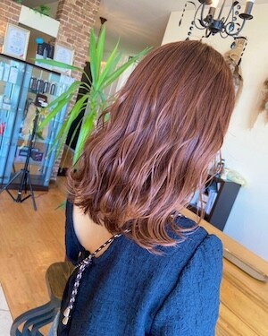 女性のミドルヘアスタイル